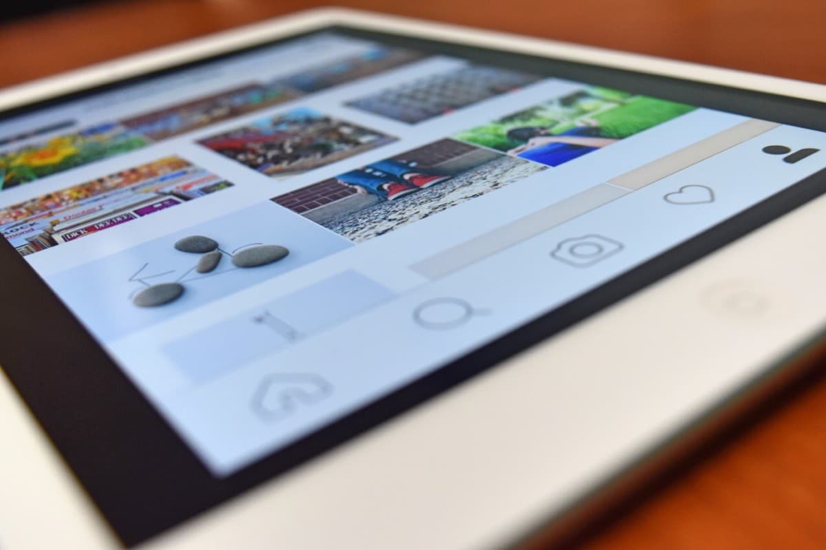 How to Change the Background Color on an Instagram Story post image
