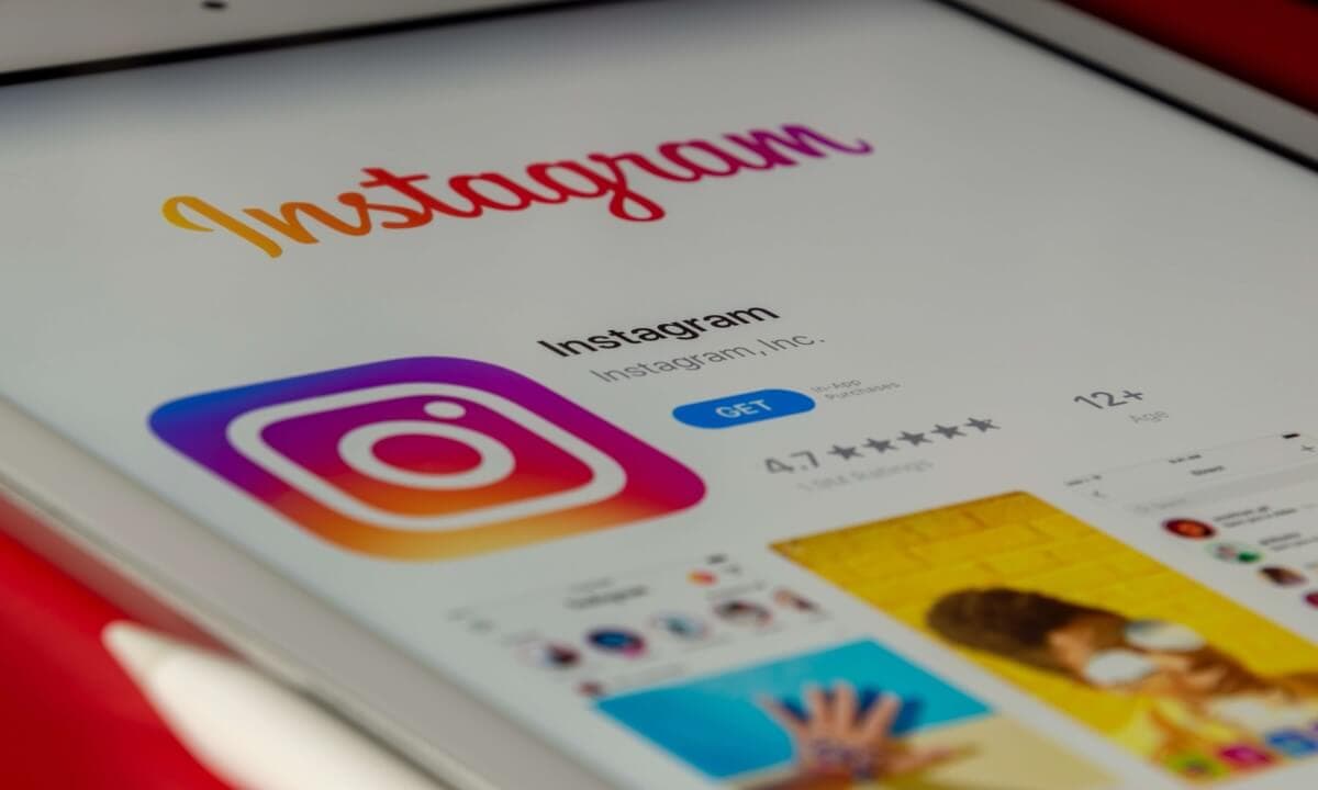 How to Pin a Comment on Instagram post image