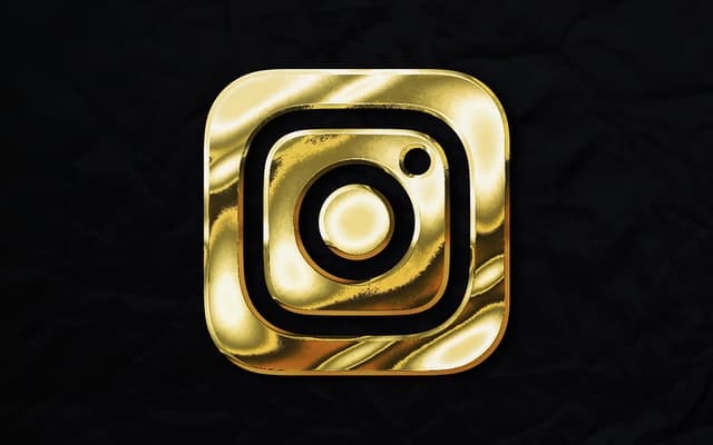 Mr. Insta vs. SimplyGram Which Instagram growth service is better post image